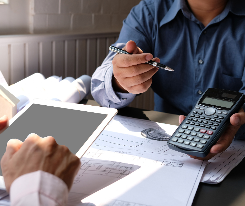 Artisan et cliente examinant ensemble un devis de travaux de rénovation détaillé sur une table