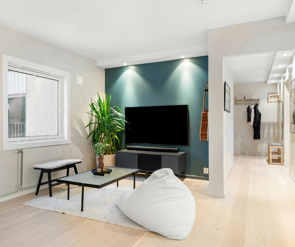 Vue d’un petit appartement moderne optimisé pour agrandir l’espace.