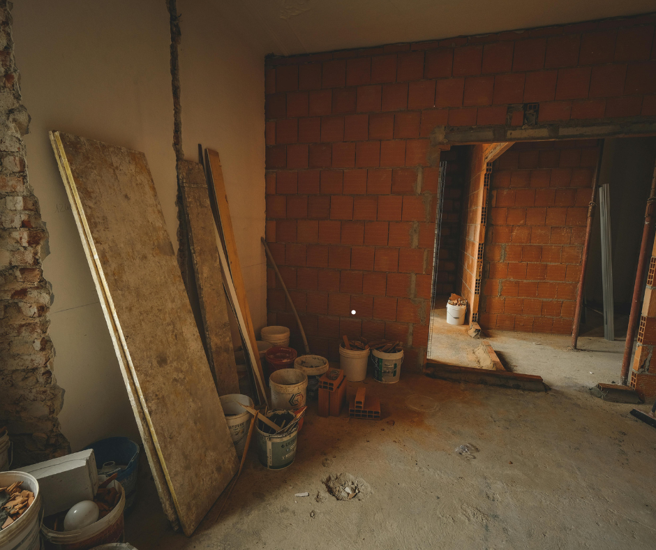 Maçon réalisant des travaux de mur porteur et fondations lors d’une rénovation