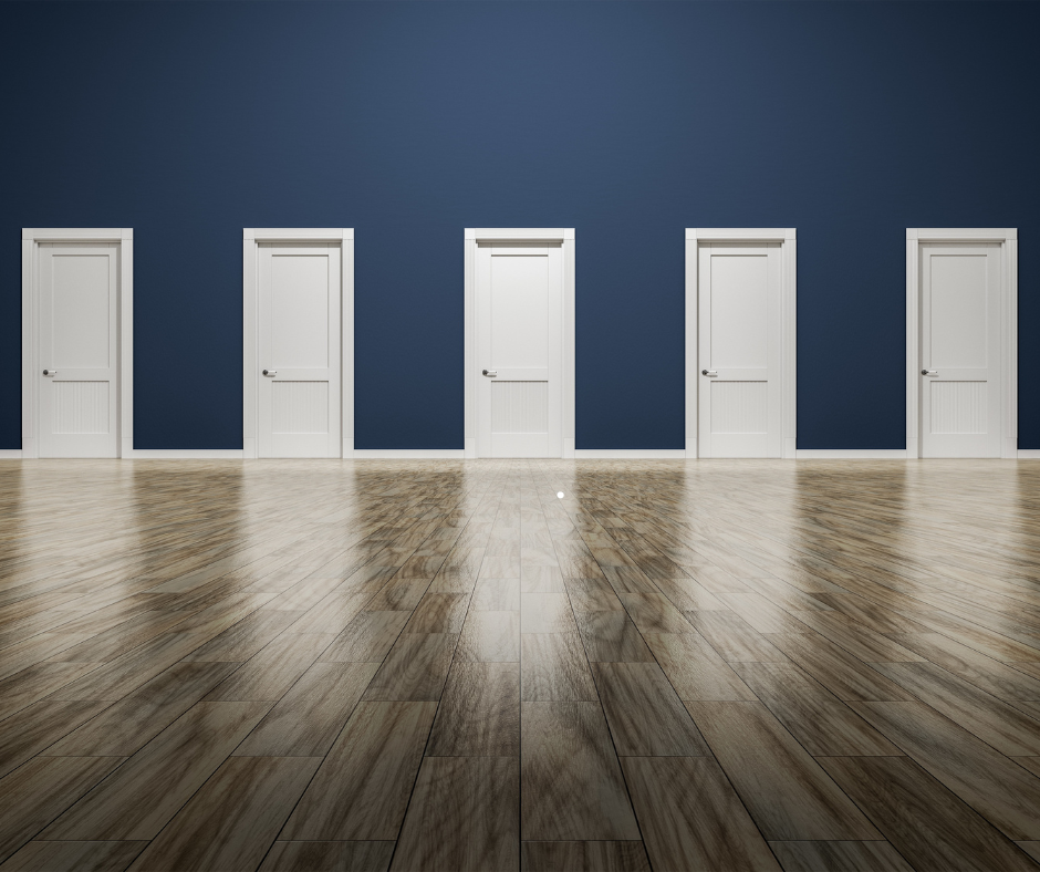 Image qui illustre les possibilités de choisir le bon artisan imagé sous forme de portes